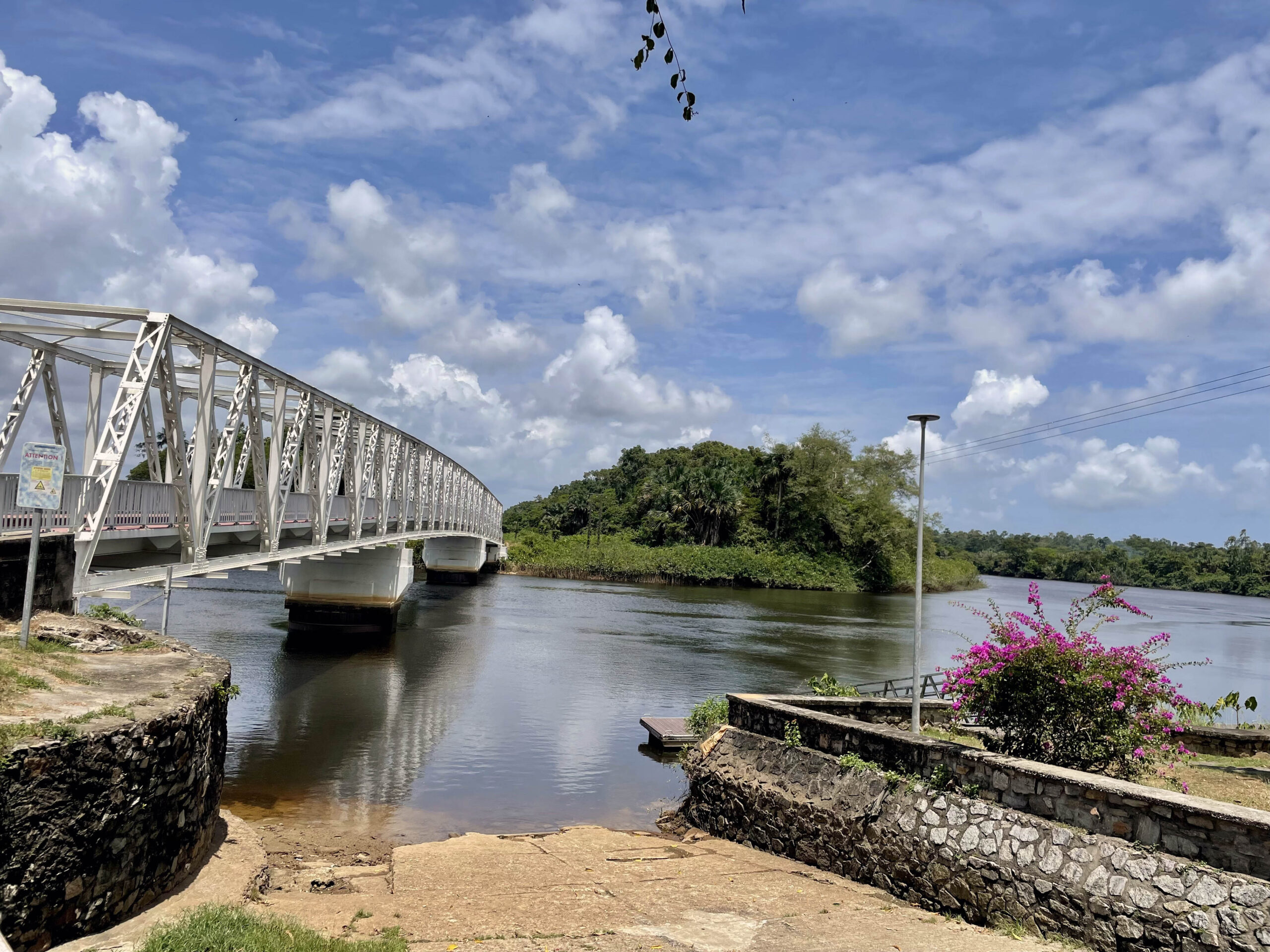 Cale berge fleuve pont